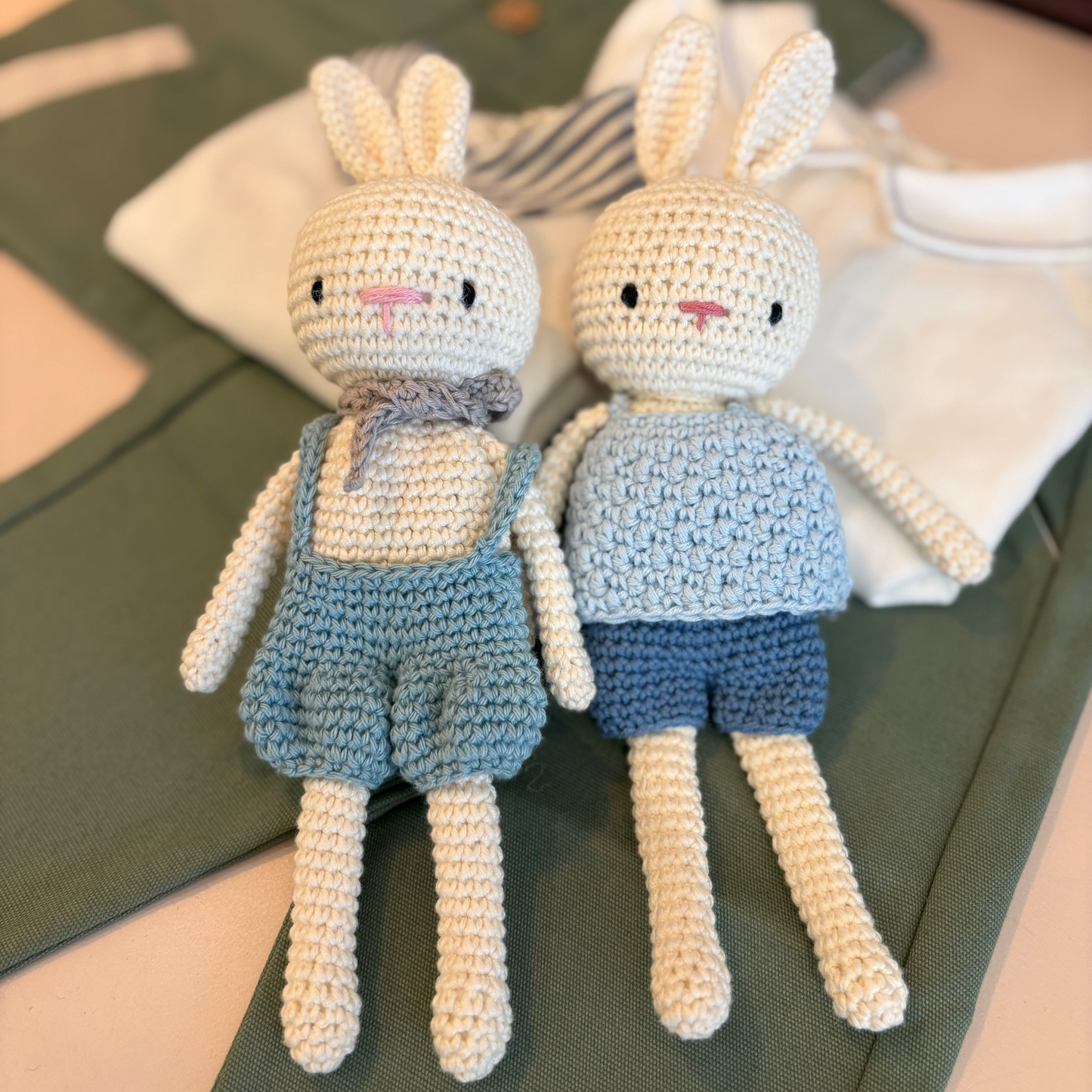 Doudou lapin crochet bleu les enfantines
