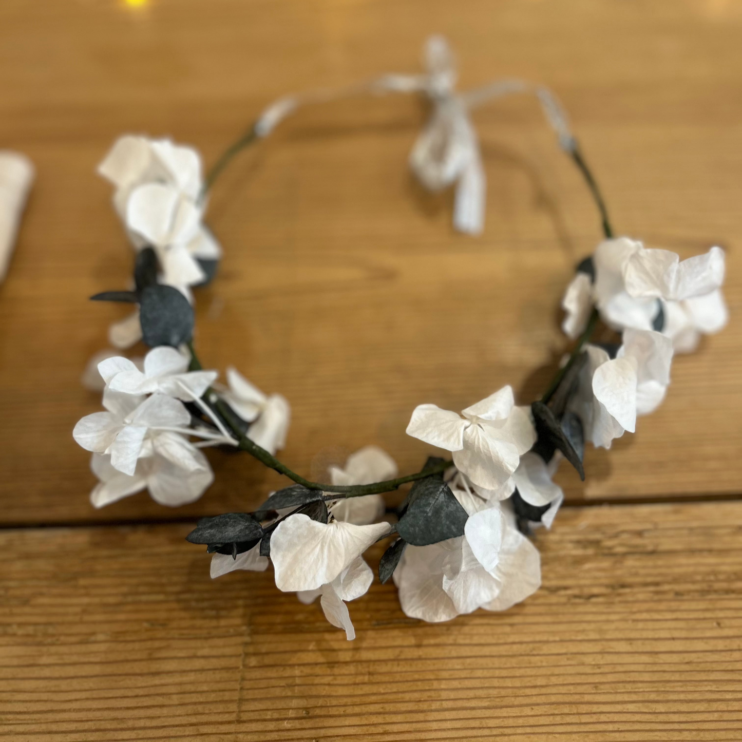 Couronnes de fleurs séchées grises et blanches Les Enfantines