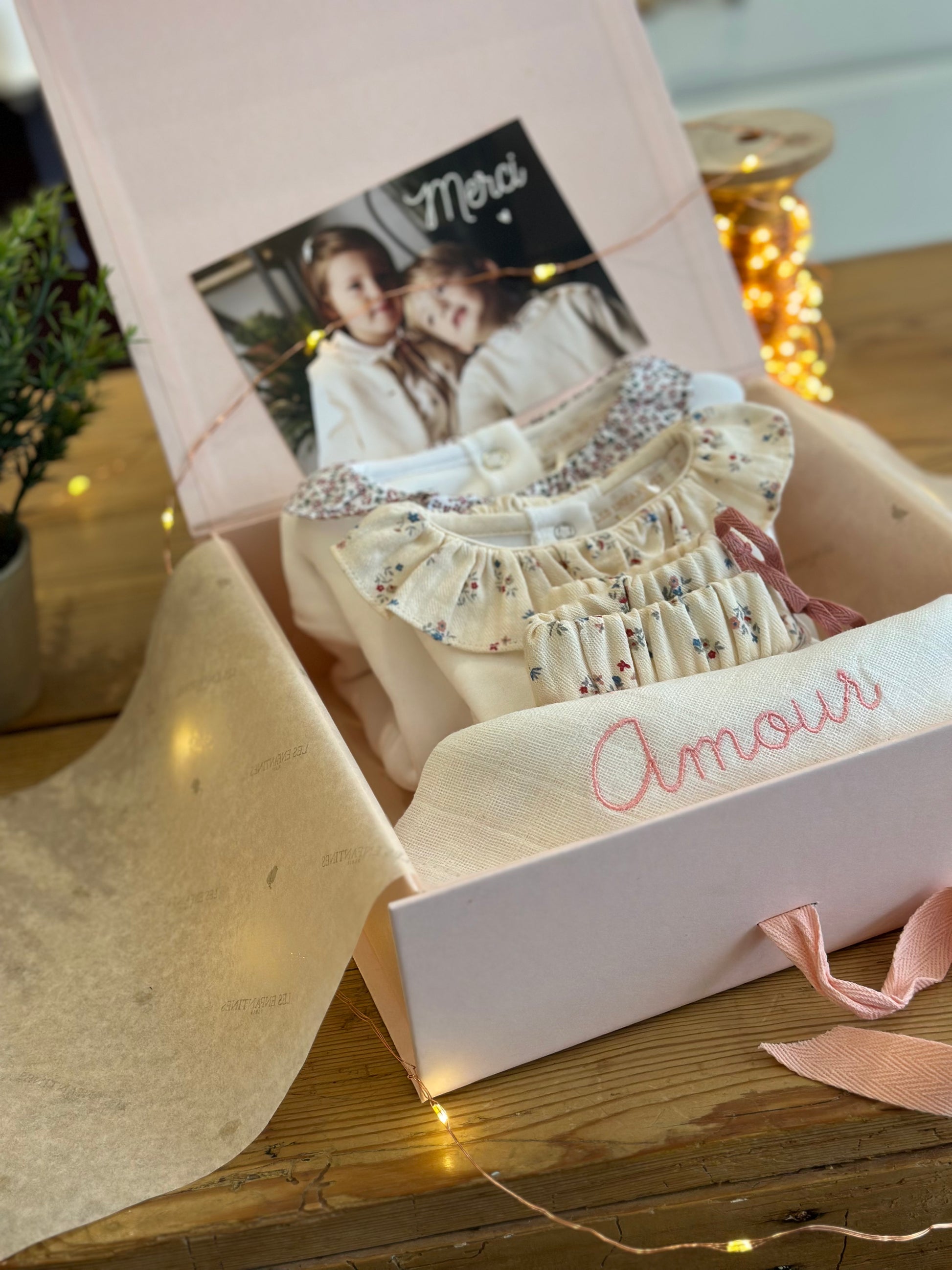 Coffret cadeau naissance bebe fille avec lange amour Les Enfantines