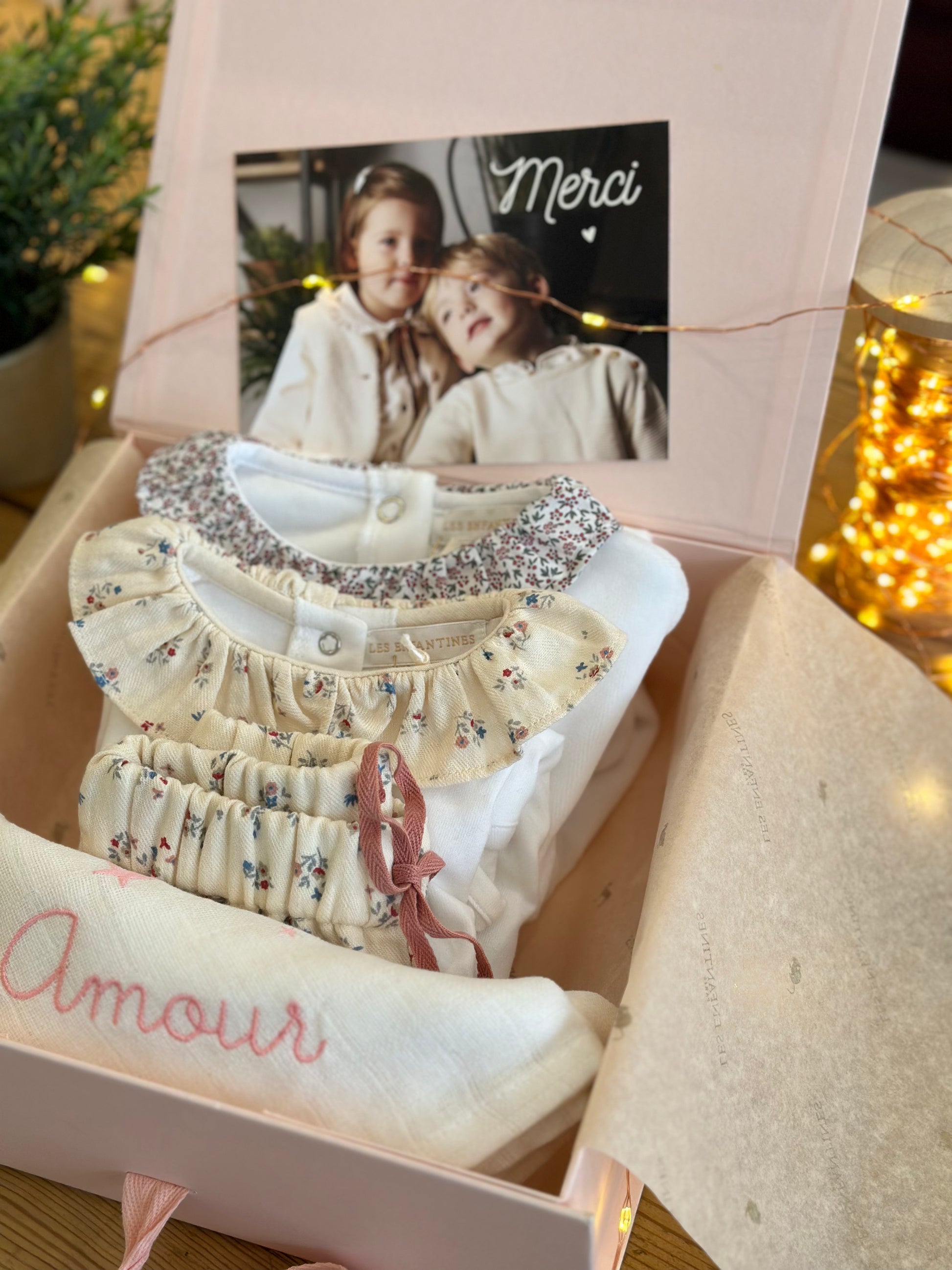 Coffret cadeau naissance bebe fille avec lange amour Les Enfantines