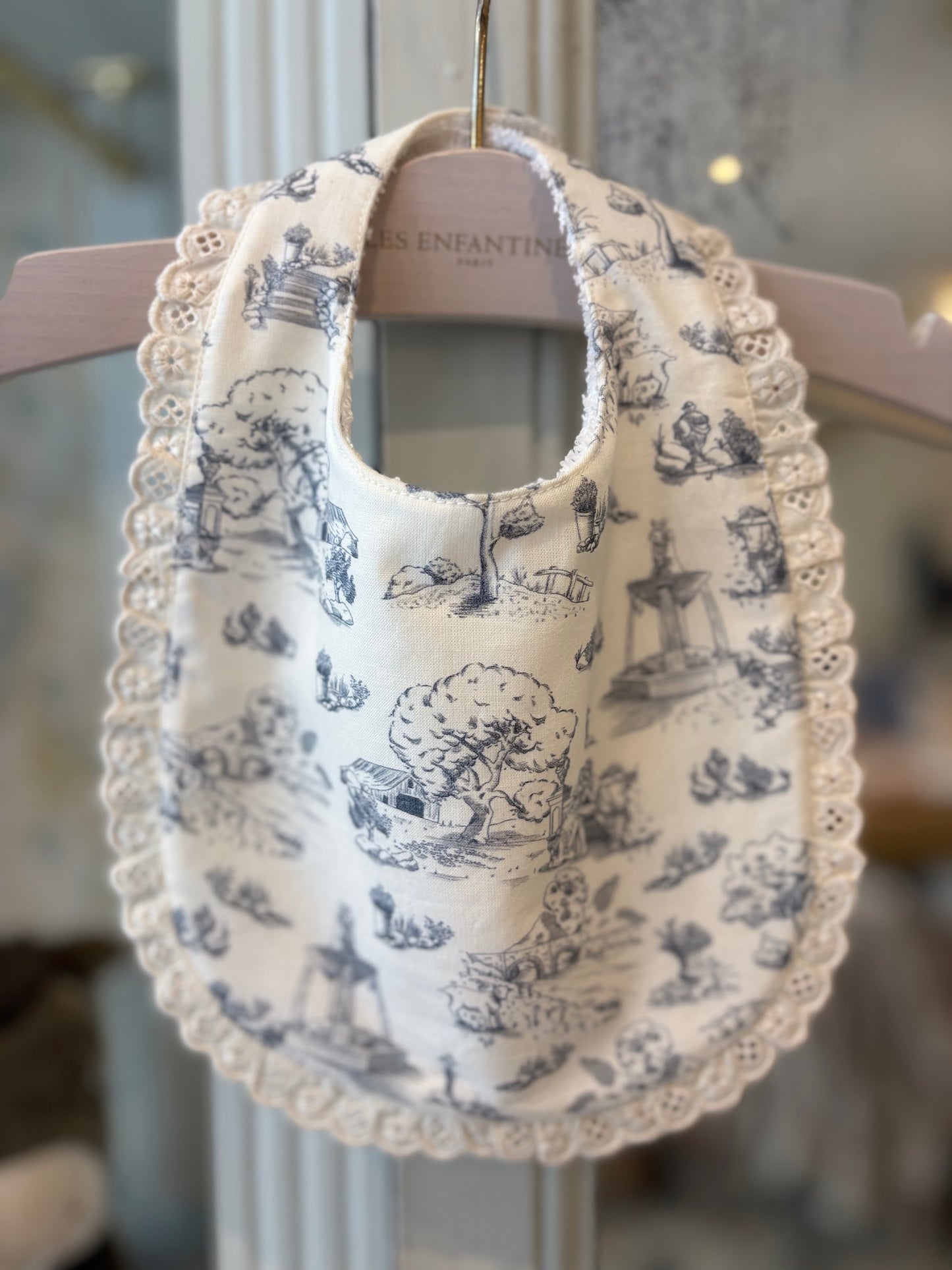 Bavoir chamois mouton a la maison